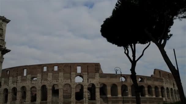 Bågen Konstantin är en triumfbåge i Rom, mellan Colosseum och Palatinen. Uppfördes av Roman senaten att fira Constantine seger över Maxentius i slaget av Mulvius. — Stockvideo