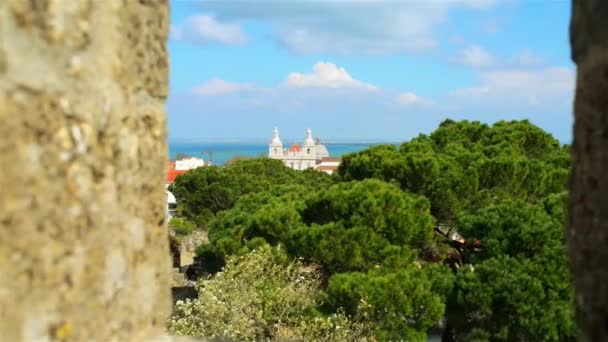 Kostel nebo klášter Sao Vicente de Fora (klášter ze St. Vincent mimo zdi) je 17. století kostela a kláštera v městě Lisabon, Portugalsko. Královský Panteon Braganzy panovníků. — Stock video