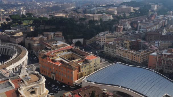 St. Peter znajduje się duża plaza, naprzeciwko St. Peter bazyliki w Watykanie, papieski enklawa Rzymie, bezpośrednio na zachód od sąsiedztwa lub rione Borgo. — Wideo stockowe