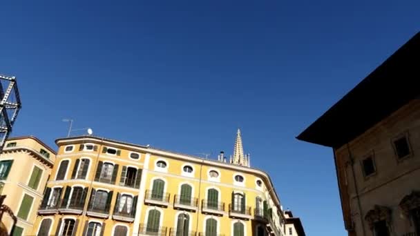 Fasad av stadshuset av Palma de Mallorca. Palma är huvudstaden och den största staden av autonoma regionen Balearerna i Spanien. — Stockvideo