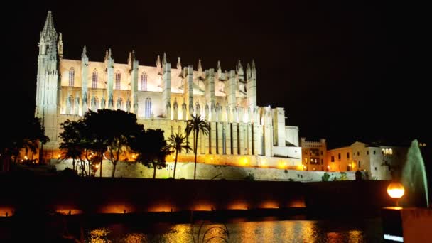 Cattedrale di Santa Maria di Palma, più comunemente indicato come La Seu, è una cattedrale gotica cattolica romana situata a Palma, Maiorca, Spagna, costruita sul sito di una moschea araba preesistente . — Video Stock