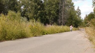 genç güzel kadın uzun saçlı kısa elbise orman yolu köpek kira kontratı ile çalışır