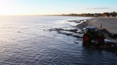 Sopot, Polonya - 24 Ekim 2015: Traktör Sopot içinde yosun ve enkaz üzerinde sahil, Baltık Denizi çevresinde pier kaldırır. Sopot (adıyla) bir sahil resort Kuzey Polonya Doğu Pomeranya yeridir.