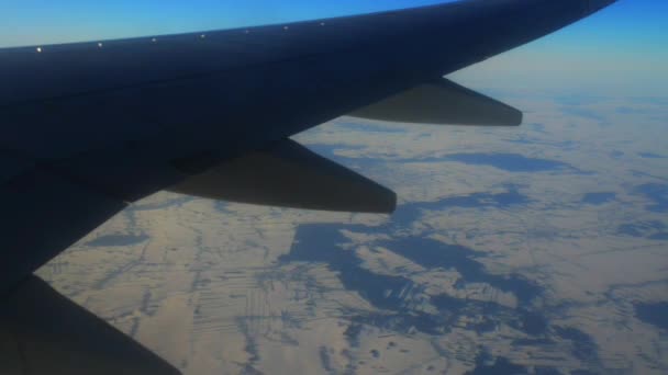 Das Flugzeug fliegt über die schneebedeckten Felder der Russischen Föderation. — Stockvideo