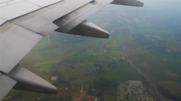 Das flugzeug fliegt über italien im anflug auf die rom. — Stockvideo