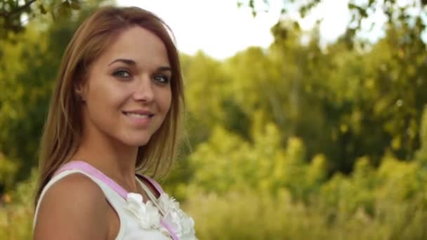 Portrait profil de visage blonde jeune belle femme, sur fond vert été nature . — Video