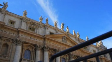 Timelapse St. Peter meydanım doğrudan Batican City, Papa'nın yerleşim bölgesi içinde Roma, mahalle veya Borgo rione batısında doğrudan St. Peters Bazilikası'nın önünde bulunan büyük plaza