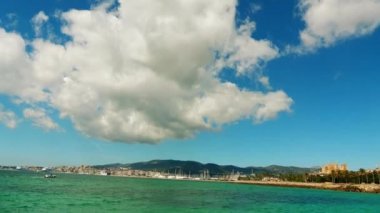 4 k Panorama of Palma de Mallorca. Palma Balear Adaları İspanya'nın otonom başkenti ve en büyük şehridir. Bu Güney sahil Mayorka Palma Körfezi üzerinde yer almaktadır.