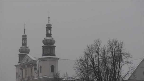 Έντονες χιονοπτώσεις κοντά στην εκκλησία του Αγίου Bernardino στο κέντρο της Κρακοβίας. Πόλη της Κρακοβίας, Μικράς Πολωνίας, είναι το κύριο αστικό χώρο, που βρίσκεται στο κέντρο της πόλης. — Αρχείο Βίντεο