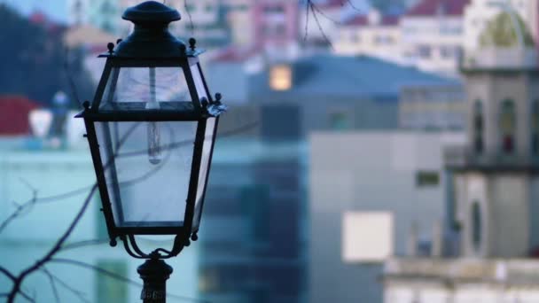 转移焦点 ︰ 路灯上的旧城的背景。里斯本是葡萄牙最大城市和首都. — 图库视频影像