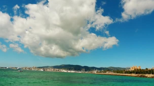 4 k Panorama av Palma de Mallorca. Palma är huvudstaden och den största staden av autonoma regionen Balearerna i Spanien. Det ligger på södra kusten av Mallorca på Palmabukten. — Stockvideo