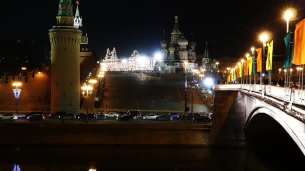 4к Московский Кремль на фоне Москвы-реки ночью. Московский Кремль, это укрепленный комплекс в самом сердце Москвы. Комплекс является официальной резиденцией Президента Российской Федерации . — стоковое видео