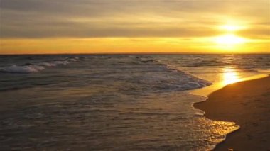 Gün batımı ve Baltık Denizi üzerinde. Atlantik Okyanusu, İskandinavya, Finlandiya, Baltık Ülkeleri ve Kuzey Avrupa düz içine bir Deniz Baltık Denizi (Ostsee) olduğunu.