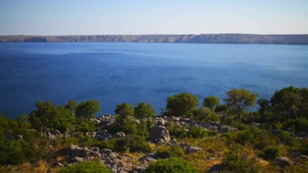 Côte rocheuse croate sur la mer Adriatique par une journée chaude ensoleillée .