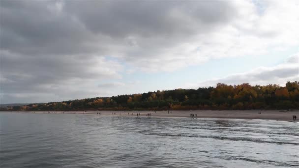 Coast of the Baltic Sea in Sopot with walking people in October. — Stock Video