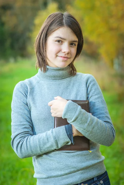 Portrett av jente med bok – stockfoto