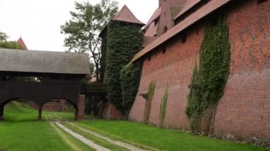 Malbork Cermen sırayla yüzey alanı tarafından dünyanın en büyük Kalesi kalesidir. Bir Ordensburg kale şeklinde Töton Şövalyeleri tarafından Marienburg, Prusya içinde inşa edilmiş.