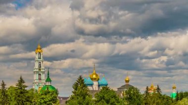Timelapse 4k: Trinity Lavra St Sergius en önemli Rus Manastırı ve Rus Ortodoks Kilisesi'nin ruhani merkezi olduğunu. Manastır kasaba Sergiyev Posad, Moskova Oblast, Rusya'nın yer alır.