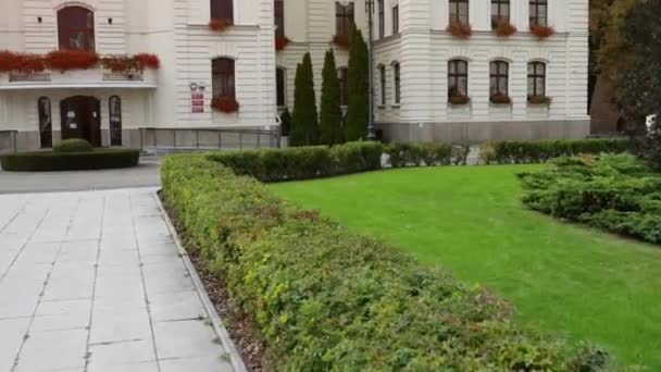 City Hall on Old Town Market Square in Bydgoszcz. Bydgoszcz (Bromberg, Bydgostia) is city in Poland, on Brda and Vistula rivers. It has been seat of Bydgoszcz County, Kuyavian-Pomeranian Voivodeship. — Stock Video