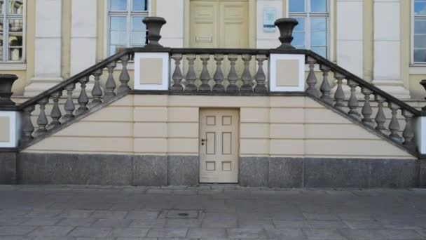 BYDGOSZCZ, POLONIA - 26 DE SEPTIEMBRE DE 2015: biblioteca en la Plaza del Mercado de la Ciudad Vieja en Bydgoszcz. Bydgoszcz (Bromberg, Bydgostia) es una ciudad en el norte de Polonia, en los ríos Brda y Vístula. . — Vídeos de Stock