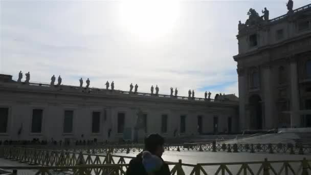 Der Petersplatz ist ein großer Platz direkt vor der Peterbasilika in der vatikanischen Stadt, der päpstlichen Enklave innerhalb Roms, direkt westlich des Viertels oder rione of borgo. — Stockvideo