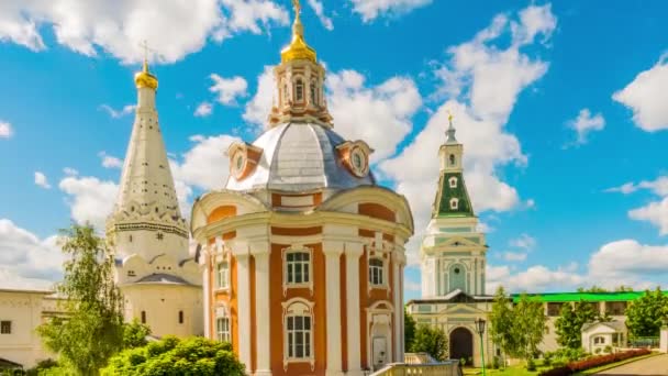 Timelapse 4k : Eglise de l'icône Smolensk de la Mère de Dieu (Odigitria), en face de l'église Sainte Zosima et Savvatiy de Solovki. Trinity Lavra de St. Sergius, Sergiev Posad, Russie . — Video