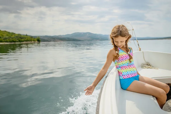 Little beautiful girl goes on boat, Adriatic Sea — Stock Photo, Image