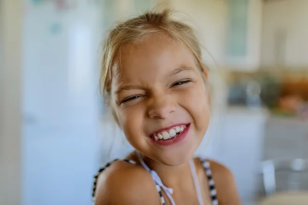 Маленькая красивая блионда улыбается девушка позирует лица — стоковое фото