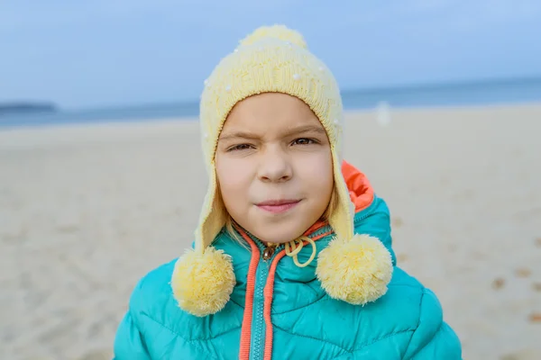 Menina caminha ao longo da costa do Mar Báltico — Fotografia de Stock