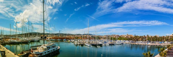 Parken von Segelschiffen in der Marina Palma, Mallorca — Stockfoto