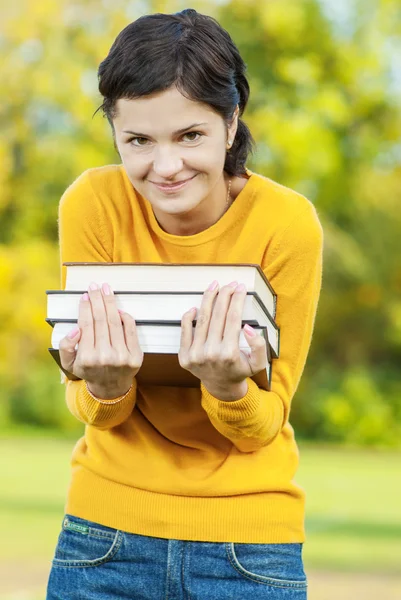 Retrato de menina com livros — Fotografia de Stock