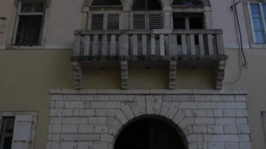 Zadar Hırvatistan Adriyatik Denizi üzerinde yer alan,'en eski sürekli yaşadığı şehridir. Bu merkezi Zadar bölgesi ve daha geniş Kuzey Dalmaçya bölgesinin 's.