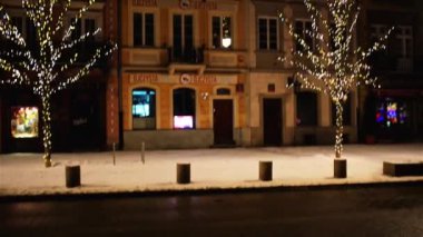 Yeni yılda Krakowskie Przedmiescie. Royal Avenue, Varşova Kraliyet Yolu 'nun en kuzeyindeki bir caddedir ve Polonya' nın Varşova kentindeki Castle Square 'de bulunan Old Town ile Royal Castle' ı birbirine bağlar.