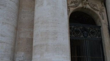 St. Peter kare doğrudan St. Peter's Bazilikası Vatikan Şehri, mahalle veya Borgo rione batısında doğrudan Roma içinde yerleşim Papa'nın önünde bulunan büyük bir plaza olduğunu.
