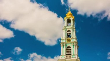 Timelapse 4k: 5 katmanlı Lavra Bell 1741-1770 yıllarda inşa Tower,. En önemli Rus Manastırı ve Rus Ortodoks Kilisesi ruhani Merkezi St Sergius Trinity Lavra olduğunu.