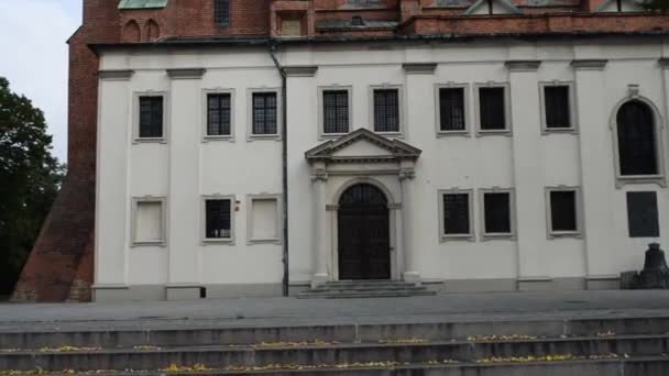 Catedral Basílica da Assunção da Bem-Aventurada Virgem Maria e Santo Adalberto é uma catedral gótica em Gniezno, Polônia . — Vídeo de Stock