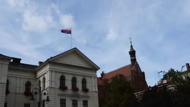 Stadshuset på torget i gamla stan marknaden i Bydgoszcz. Bydgoszcz (Bromberg, Bydgostia) är en stad i Polen, på Brda och Vistula floder. Det har varit säte i Bydgoszcz County i Kujawy-Pomorze vojvodskap. — Stockvideo