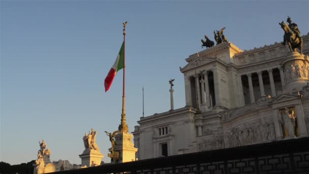 Altare della Patria是一座纪念意大利统一后第一位国王维克托 · 伊曼纽尔的纪念碑，位于意大利罗马。它占据了皮亚扎伊利亚广场和首都山之间的一个地方. — 图库视频影像