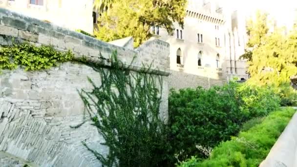 4k Palácio Real de La Almudaina é Alcazar (palácio fortificado) de Palma, capital da ilha de Maiorca, Espanha. Tendo sido construído como um forte árabe, ele como residência real no início do século XIV . — Vídeo de Stock