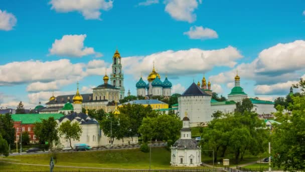 Timelapse 4k: Trinity Lavra St Sergius en önemli Rus Manastırı ve Rus Ortodoks Kilisesi'nin ruhani merkezi olduğunu. Manastır kasaba Sergiyev Posad, Moskova Oblast, Rusya'nın yer alır. — Stok video