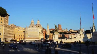 Piazza Venezia, Rome, İtalya Merkez merkezidir. Piazza bir tarafı meçhul asker Altare della Patria, Vittorio Emanuele II anıtı heybetli bir parçası olarak İtalya'nın Türbesi sitedir.