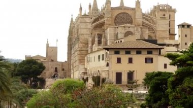4k Katedrali, Santa Maria ve daha yaygın olarak anılacaktır La Seu, Palma, önceden varolan bir Arap Camii sitede inşa Palma, Majorca, İspanya, içinde bulunan Gotik Roman Katolik Katedrali olduğunu..