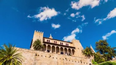 Timelapse 4k: La Almudaina Kraliyet Sarayı Palma Alcazar (müstahkem saray) Palma, Mayorka Adası, İspanya başkentidir. Arap Fort'u olarak inşa edilmiş olması.