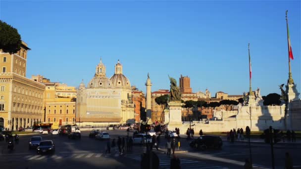 ヴェネツィア広場、ローマ、イタリアの中央ハブです。広場の 1 つの側面はイタリアのアルターレ ・ デッラ ・ パートリア、ヴィットリオ ・ エマヌエーレ 2 世記念碑を課すことの一部の無名戦士の墓のサイト. — ストック動画