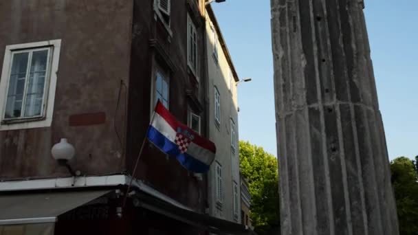 Antigua columna e iglesia parroquial de San Simón Bogoprimaoca siglos la peregrinación para los fieles de la ciudad de Zadar y toda la Arquidiócesis de Zadar, Croacia . — Vídeo de stock