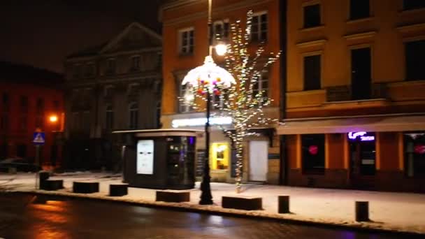 Krakowskie Przedmiescie im neuen Jahr. Die Königsallee bildet den nördlichsten Teil der Warschauer Königsstraße und verbindet die Altstadt mit dem Königsschloss am Schlossplatz in Warschau, Polen — Stockvideo