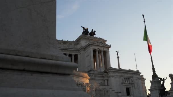 Altare della Patria, İtalya 'nın Roma kentinde bulunan birleşik İtalya' nın ilk kralı Victor Emmanuel 'in anısına inşa edilmiş bir anıttır. Piazza Venezia ve Capitoline Tepesi arasında yer alır.. — Stok video