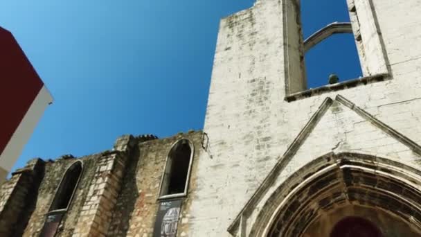 Kloster av vår fru av berget Karmel (Convento da Ordem do Carmo) är en portugisisk historiska, religiösa byggnad i Santa Maria Maior, Lissabon kommun civila socken. — Stockvideo