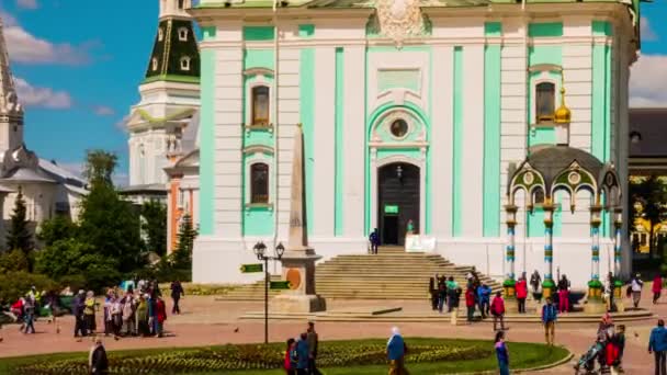 时间推移：五层拉夫拉钟楼，建于1741-1770年。圣塞尔吉乌斯的三一拉夫拉是俄罗斯最重要的修道院和俄罗斯东正教的精神中心. — 图库视频影像