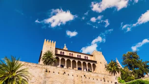 Timelapse 4K: βασιλικό παλάτι της Λα Αλλασνάινα είναι το Αλκαζάρ (οχυρωμένο παλάτι) της Πάλμα, πρωτεύουσα της νήσου Μαγιόρκα, Ισπανία. Έχοντας χτιστεί ως αραβικό φρούριο. — Αρχείο Βίντεο